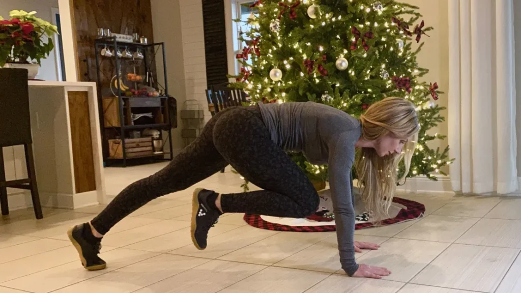 girl doing mountain climbers to stay slim during the holiday season