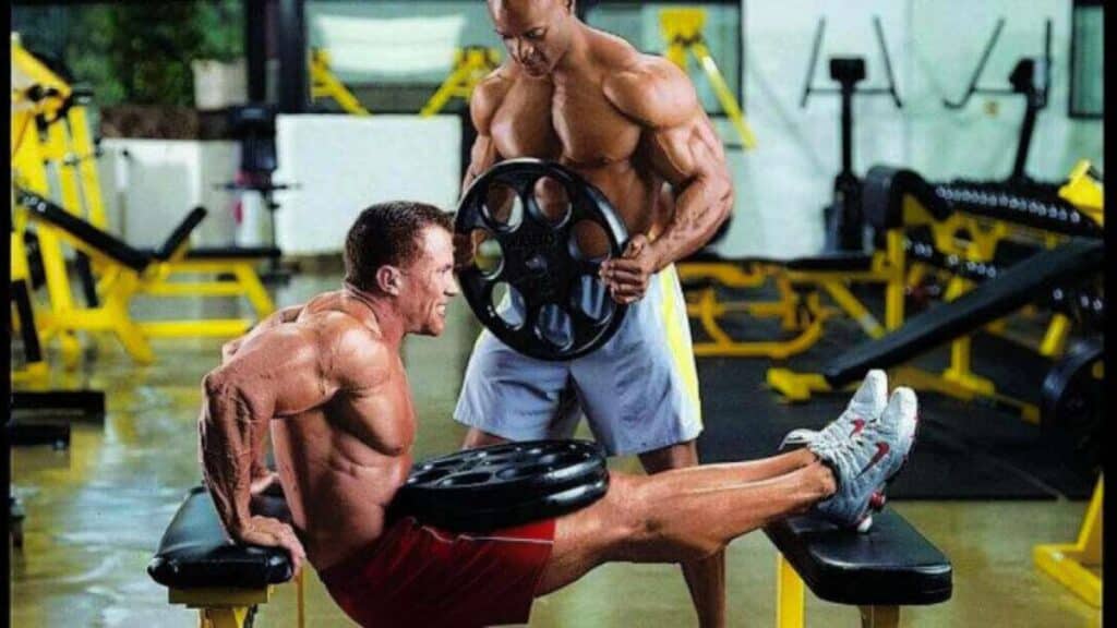 bodybuilders show how to do dips with plates added